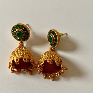 Drop earrings with green stones